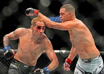 Nate Diaz (red gloves) fights Tony Ferguson (blue gloves)Photo by Icon sport