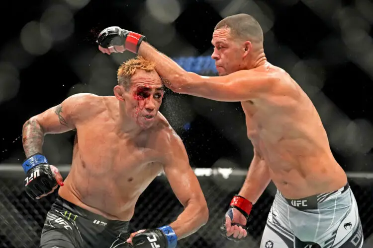 Nate Diaz (red gloves) fights Tony Ferguson (blue gloves)Photo by Icon sport