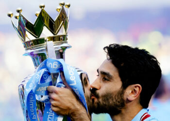 Manchester, England, 21st May 2023. Ilkay Gundogan of Manchester City kisses the 2022/23 Premier League trophy during the Premier League match at the Etihad Stadium, Manchester. Picture credit should read: Andrew Yates / Sportimage - Photo by Icon sport