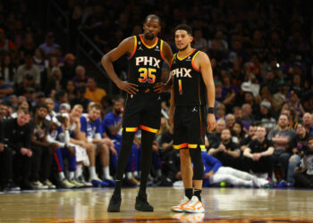 Kevin Durant et Devin Booker
(Photo by Icon sport)
