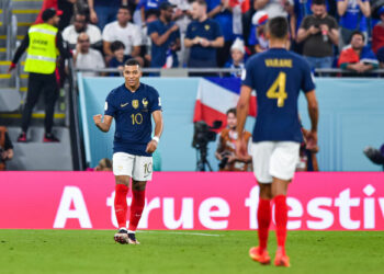 Kylian Mbappé et Raphaël Varane. Baptiste Fernandez/Icon Sport