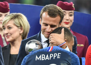 Emmanuel Macron et Kylian Mbappe. Anthony Dibon/Icon Sport