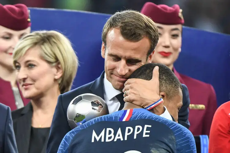 Emmanuel Macron et Kylian Mbappe. Anthony Dibon/Icon Sport