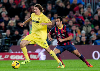 Tomas Pina Isla (Villareal) face à Martin Montoya (FC Barcelone) - 
Photo Icon Sport