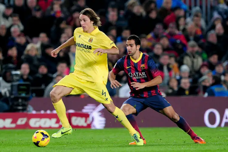 Tomas Pina Isla (Villareal) face à Martin Montoya (FC Barcelone) - 
Photo Icon Sport