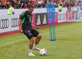 Rottach-Egern, Deutschland, 20.07.23: Raphael Guerreiro (FC Bayern Muenchen) in Aktion, am Ball, Einzelaktion waehrend des Trainings im Trainingslager von FC Bayern Muenchen im Stadion am Birkenmoos am 20. July 2023 in Rottach-Egern, Deutschland. (Foto von Stefan Brauer/DeFodi Images) Rottach-Egern, Germany, 20.07.23: Raphael Guerreiro (FC Bayern Muenchen) controls the ball during the Trainingslager between FC Bayern Muenchen at Stadion am Birkenmoos on July 20, 2023 in Rottach-Egern, Germany. (Photo by Stefan Brauer/DeFodi Images) - Photo by Icon sport