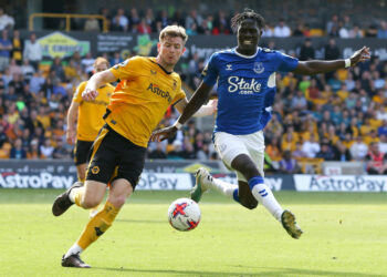 Wolverhampton Wanderers' Nathan Collins (left) and Everton's Amadou Onana battle for the ball during the Premier League match at the Molineux Stadium, Wolverhampton. Picture date: Saturday May 20, 2023. - Photo by Icon sport