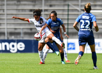 Sana DAOUDI / Guingamp et Louna RIBADEIRA / Paris FC (Photo by Baptiste Fernandez/Icon Sport)