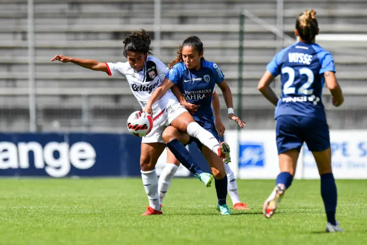 Sana DAOUDI / Guingamp et Louna RIBADEIRA / Paris FC (Photo by Baptiste Fernandez/Icon Sport)