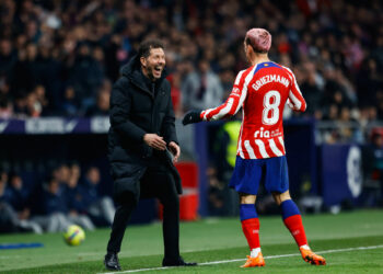 Antoine Griezmann of Atletico de Madrid celebrates after scoring goal with Diego Pablo Simeone during the La Liga match between Atletico de Madrid and Sevilla FC played at Civitas Metropolitano Stadium on March 4, 2023 in Madrid, Spain. (Photo by Cesar Cebolla / Pressinphoto / Icon Sport) - Photo by Icon sport
