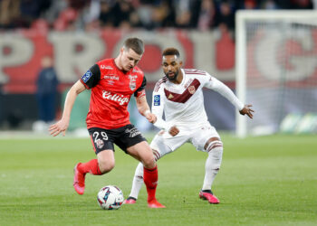 29 Jeremy LIVOLANT (eag) - 14 Vital NSIMBA (fcgb) during the Ligue 2 BKT match between Guingamp and Bordeaux at Stade du Roudourou on April 3, 2023 in Guingamp, France. (Photo by Loic Baratoux/FEP/Icon Sport)