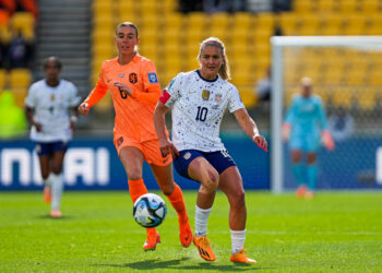 Jul 27, 2023; Wellington, NZL; United States midfielder Lindsey Horan (10) kicks the ball past Netherlands midfielder Jill Roord (6) during the first half in a group stage match for the 2023 FIFA Women's World Cup at Wellington Regional Stadium. Mandatory Credit: Jenna Watson-USA TODAY Sports/Sipa USA - Photo by Icon sport