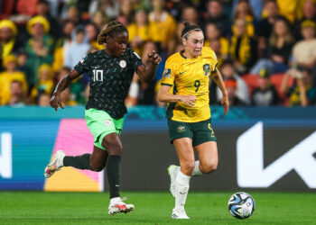Caitlin Foord #9 of Australia breaks with the ball as Christy Ucheibe #10 of Nigeria pressures during the FIFA Women's World Cup 2023 Group B match Australia Women vs Nigeria Women at Suncorp Stadium, Brisbane, Australia, 27th July 2023 (Photo by Patrick Hoelscher/News Images) in , on 7/27/2023. (Photo by Patrick Hoelscher/News Images/Sipa USA) - Photo by Icon sport