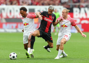 Leverkusen, Deutschland, 19.08.23: Lois Openda (RB Leipzig), Exequiel Palacios (Bayer 04 Leverkusen) und Xaver Schlager (RB Leipzig) im Kampf um den Ball waehrend des Spiels der 1. Bundesliga zwischen Bayer 04 Leverkusen vs RB Leipzig in der BayArena am 19. August 2023 in Leverkusen, Deutschland. (Foto von Stefan Brauer/DeFodi Images) Leverkusen, Germany, 19.08.23: Lois Openda (RB Leipzig), Exequiel Palacios (Bayer 04 Leverkusen) und Xaver Schlager (RB Leipzig) battle for the ball during the 1. Bundesliga match between Bayer 04 Leverkusen vs RB Leipzig at BayArena on August 19, 2023 in Leverkusen, Germany. (Photo by Stefan Brauer/DeFodi Images) DFB / DFL REGULATIONS PROHIBIT ANY USE OF PHOTOGRAPHS AS IMAGE SEQUENCES AND/OR QUASI-VIDEO. - Photo by Icon sport