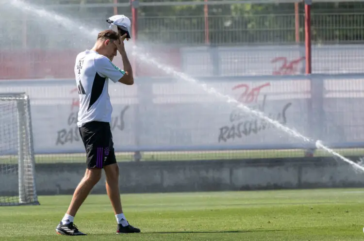 22 August 2023, Bavaria, Munich: Coach Thomas Tuchel cools off on a jet of water during his team's public training session. Photo: Peter Kneffel/dpa - IMPORTANT NOTE: In accordance with the requirements of the DFL Deutsche Fuball Liga and the DFB Deutscher Fuball-Bund, it is prohibited to use or have used photographs taken in the stadium and/or of the match in the form of sequence pictures and/or video-like photo series. - Photo by Icon sport
