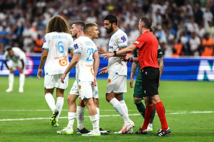 Matteo GUENDOUZI, Jordan VERETOUT, Valentin RONGIER, Samuel GIGOT of Marseille talks to the refere Michael OLIVER during the UEFA Champions League, Third Qualifying Round, second leg match between Marseille and Panathinaikos at Orange Velodrome on August 15, 2023 in Marseille, France. (Photo by Johnny Fidelin/Icon Sport)