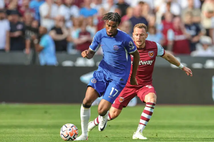 Carney Chukwuemeka #17 of Chelsea in action whilst getting pressured by Vladimír Coufal #5 of West Ham United during the Premier League match West Ham United vs Chelsea at London Stadium, London, United Kingdom, 20th August 2023 (Photo by Mark Cosgrove/News Images) in London, United Kingdom on 8/20/2023. (Photo by Mark Cosgrove/News Images/Sipa USA) - Photo by Icon sport