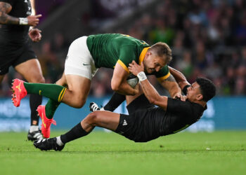 Andre Esterhuizen of South Africa is tackled by Richie Mo'unga of New Zealand during the International match South Africa vs New Zealand at Twickenham Stadium, Twickenham, United Kingdom, 25th August 2023 (Photo by Mike Jones/News Images) in , on 8/25/2023. (Photo by Mike Jones/News Images/Sipa USA) - Photo by Icon sport
