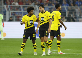 Karim Adeyemi, Ramy Bensebaini  et Gespraech waehrend (Borussia Dortmund) à domicile face au FC Heidenheim le 1er Septembre 2023. Photo by Icon sport