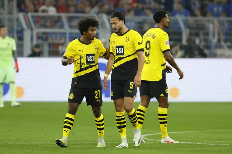 Karim Adeyemi, Ramy Bensebaini  et Gespraech waehrend (Borussia Dortmund) à domicile face au FC Heidenheim le 1er Septembre 2023. Photo by Icon sport