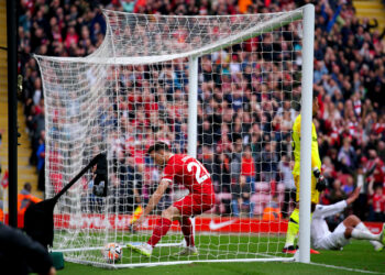 C'est toujours bon signe pour les Reds lorsque Diogo Jota s'en va chercher le ballon dans le but adverse. - Photo by Icon sport.