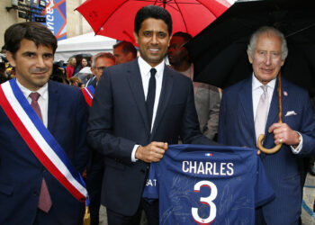Le président du Paris Saint-Germain aux offre au roi Charles III un maillot du PSG Photo floqué à son nom. - Photo by Icon Sport