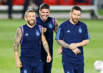 Alejandro 'Papu' Gomez (à gauche), Rodrigo de Paul (au centre) et Leo Messi (à droite) complices à l'entraînement durant la préparation de la coupe du monde 2022. Photo by Icon sport.