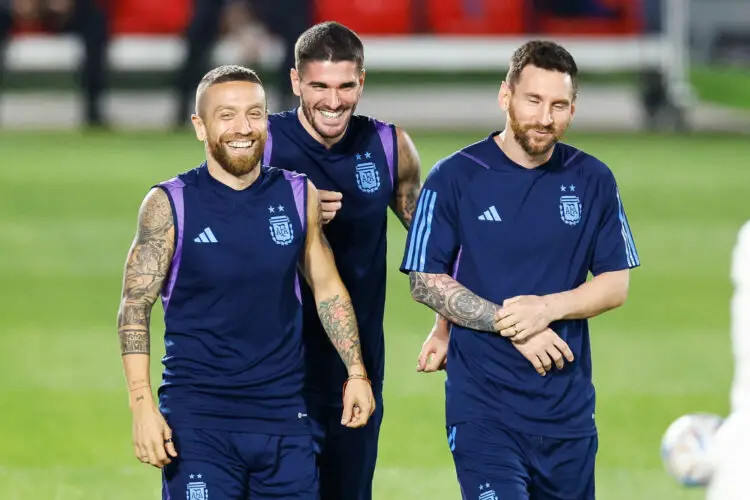Alejandro 'Papu' Gomez (à gauche), Rodrigo de Paul (au centre) et Leo Messi (à droite) complices à l'entraînement durant la préparation de la coupe du monde 2022. Photo by Icon sport.