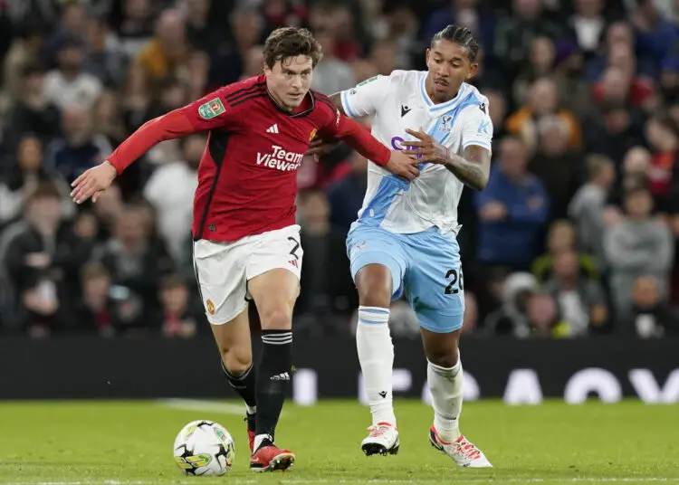 MANCHESTER, ENGLAND, 26th September 2023. Victor Lindelof of Manchester United tussles with Chris Richards of Crystal Palace during the Carabao Cup match at OLD TRAFFORD, MANCHESTER. Picture credit should read: Andrew Yates / Sportimage - Photo by Icon sport