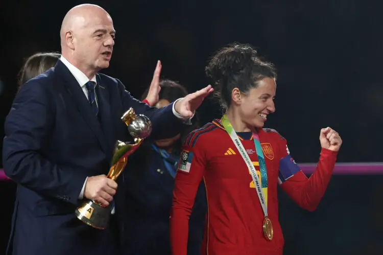 Ivana Andrés #5 of Spain preparing to lift the trophy during the FIFA Women's World Cup 2023 Final match Spain Women vs England Women at Stadium Australia, Sydney, Australia, 20th August 2023 (Photo by Patrick Hoelscher/News Images) in Sydney, Australia on 8/20/2023. (Photo by Patrick Hoelscher/News Images/Sipa USA) - Photo by Icon sport