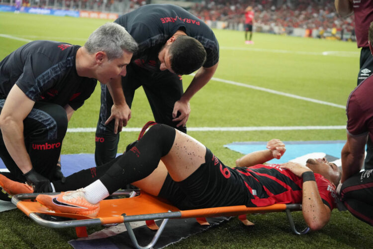 Vitor Roque a été gravement blessé lors de son dernier match avec l'Athletico Paranaense. - Photo by Icon sport