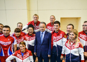 Le ministre des sports Vitaly Mutko entouré d'athlètes paralympiques - Photo by Icon Sport