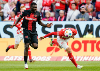 30 September 2023, Rhineland-Palatinate, Mainz: Soccer, Bundesliga, Matchday 6, FSV Mainz 05 - Bayer 04 Leverkusen, Mewa Arena. Mainz's Stefan Bell (r) and Leverkusen's Victor Boniface fight for the ball. Photo: Uwe Anspach/dpa - IMPORTANT NOTE: In accordance with the requirements of the DFL Deutsche Fuball Liga and the DFB Deutscher Fuball-Bund, it is prohibited to use or have used photographs taken in the stadium and/or of the match in the form of sequence pictures and/or video-like photo series. - Photo by Icon sport