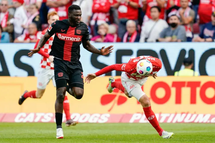 30 September 2023, Rhineland-Palatinate, Mainz: Soccer, Bundesliga, Matchday 6, FSV Mainz 05 - Bayer 04 Leverkusen, Mewa Arena. Mainz's Stefan Bell (r) and Leverkusen's Victor Boniface fight for the ball. Photo: Uwe Anspach/dpa - IMPORTANT NOTE: In accordance with the requirements of the DFL Deutsche Fuball Liga and the DFB Deutscher Fuball-Bund, it is prohibited to use or have used photographs taken in the stadium and/or of the match in the form of sequence pictures and/or video-like photo series. - Photo by Icon sport
