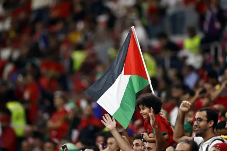 Un drapeau palestinien en tribunes - Photo by Icon sport