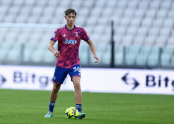 Turin, Italien, 30.12.2022: Dean Hujsen (Juventus Fc) in aktion, am Ball, Einzelaktion waehrend des Freundschaftsspiels zwischen Serie A Juventus Fc - Standard de Liege im Allianz Stadium am 30. Dezember 2022 in Turin, Italien. (Foto von sportinfoto/DeFodi Images) Turin, Italy, 30.12.2022: Dean Hujsen (Juventus Fc) controls the ball during the Friendly match between Juventus FC vs Standard Liege at Allianz Stadium on Dezember 30, 2022 in Turin, Italy. (Photo by sportinfoto/DeFodi Images) - Photo by Icon sport