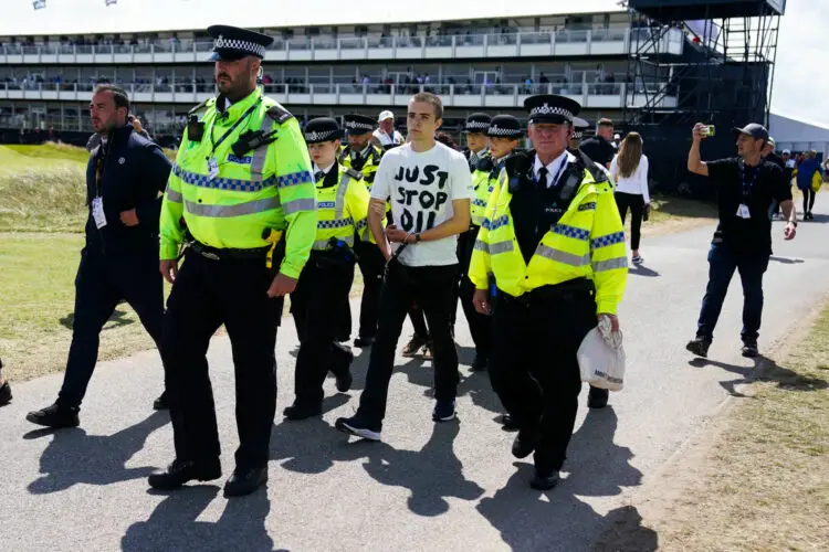 Un militant de l'association écologiste Just Stop Oil arrêté pour avoir perturbé une manifestation sportive - Photo by Icon sport