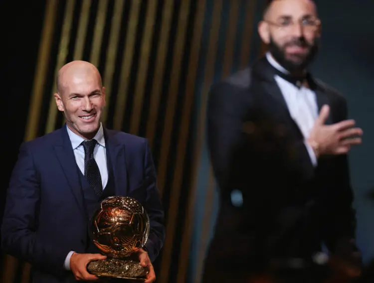 Zinedine Zidane remet son Trophée du Ballon d'Or 2022 à Karim Benzema  - Photo by Icon sport