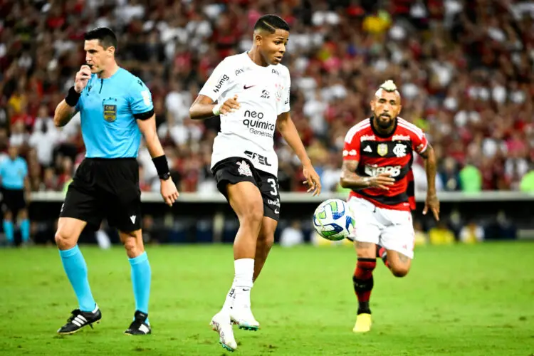 RIO DE JANEIRO, BRAZIL - MAY 21: Wesley Gassova of SC Corinthians competes for the ball with of Arturo Vidal of CR Flamengo ,during the Brasileirao Assai – Serie A 2023 match between CR Flamengo and SC Corinthians at Maracana Stadium on May 21, 2023 in Rio de Janeiro, Brazil. (Photo by PGG/Icon Sport) - Photo by Icon sport
