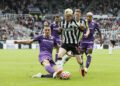 Newcastle United's Anthony Gordon (centre) and Fiorentina's Nikola Milenkovic (left) battle for the ball during the Sela Cup match at St. James' Park, Newcastle-upon-Tyne. Picture date: Saturday August 5, 2023. - Photo by Icon sport