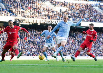 Manchester City's Erling Haaland shoots towards goal under pressure during the Premier League match at the Etihad Stadium, Manchester. Picture date: Saturday November 25, 2023. - Photo by Icon sport
