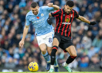 4th November 2023; Etihad Stadium, Manchester, England; Premier League Football, Manchester City versus Bournemouth; Mateo Kovacic of Manchester City is tackled by Chris Mepham of Bournemouth - Photo by Icon sport