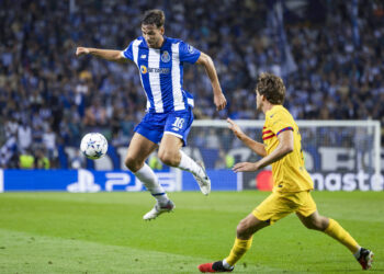 Porto, 10/04/2023 - Futebol Clube do Porto hosted Futebol Club Barcelona at Estádio do Dragão this evening in a game counting for the 2nd round of group H of the 2023/24 Champions League. Nico González, Marcos Alonso (Pedro Correia/Global Imagens) - Photo by Icon sport