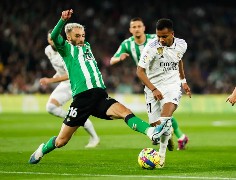 Pezzella (Betis) face à Rodrygo (Real Madrid) - Photo by Icon sport