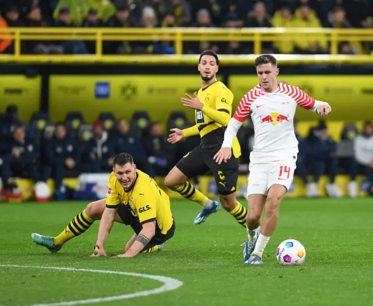 Niklas Suele (Borussia Dortmund) glisse face à Christoph Baumgartner (RB Leipzig) - Photo by Icon sport
