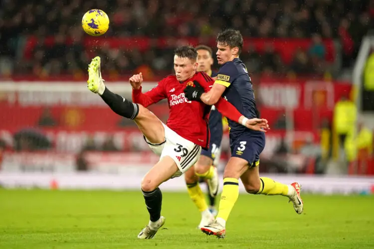 Le joueur de Manchester United Scott McTominay bousculé par le joueur de Bournemouth Milos Kerkez - Photo by Icon sport