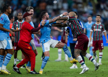 Kyle Walker (à gauche) et Felipe Melo (à droite) - Manchester City vs Fluminense - Photo by Icon sport.