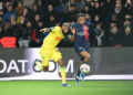 Marcus COCO (Nantes) à la lutte avec Bradley BARCOLA (PSG) (Photo by Christophe Saidi/FEP/Icon Sport)