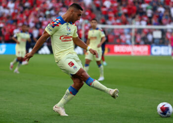 Aug 4, 2023; Bridgeview, IL, USA; Club America defender Sebastian Caceres (4) kicks the ball against the Chicago Fire during the first half at SeatGeek Stadium. Mandatory Credit: Mike Dinovo-USA TODAY Sports/Sipa USA - Photo by Icon sport