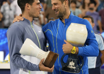Carlos Alcaraz (à gauche) et Novak Djokovic (à droite) - Photo by Icon sport.